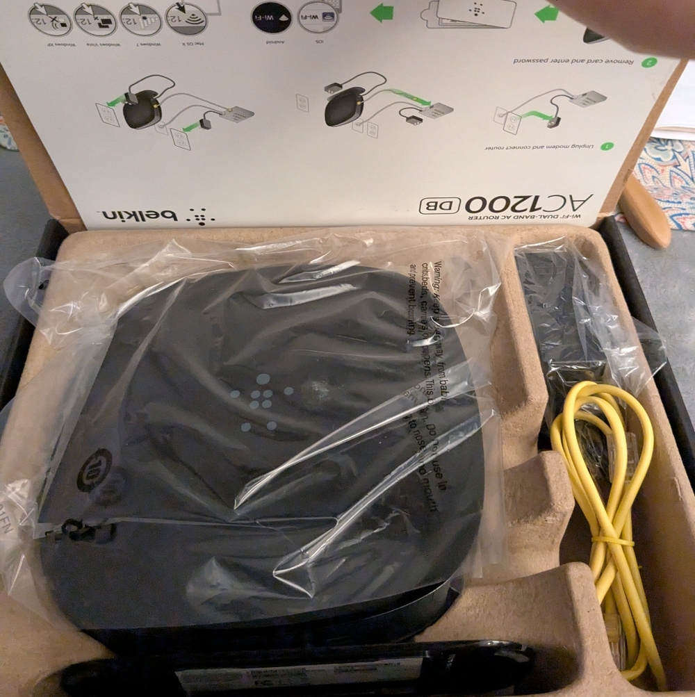 Belkin AC1200 Dual-Band Router - Black and Purple - Picture 2 of 3
